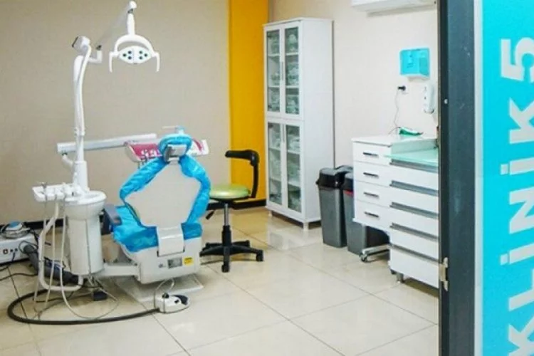 Bursa'da dişçiden korkan çocuk dişçi koltuğunda bırakıldı: Olmuyor, kız durmuyor