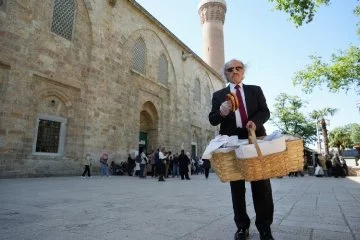 Bursa'da emekli memur takım elbiseli seyyar simitçi