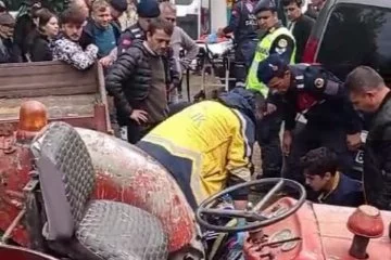 Bursa'da freni boşalan traktör, park halindeki kamyonete çarptı