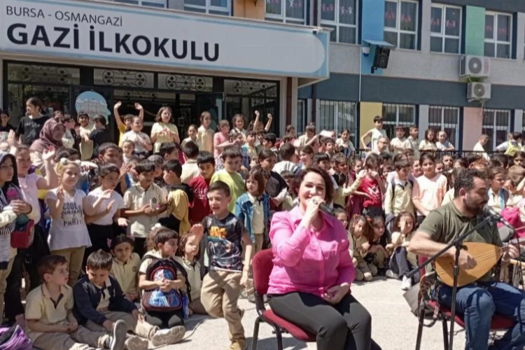 Bursa'da Gazi İlkokulu Türkülerle coştu