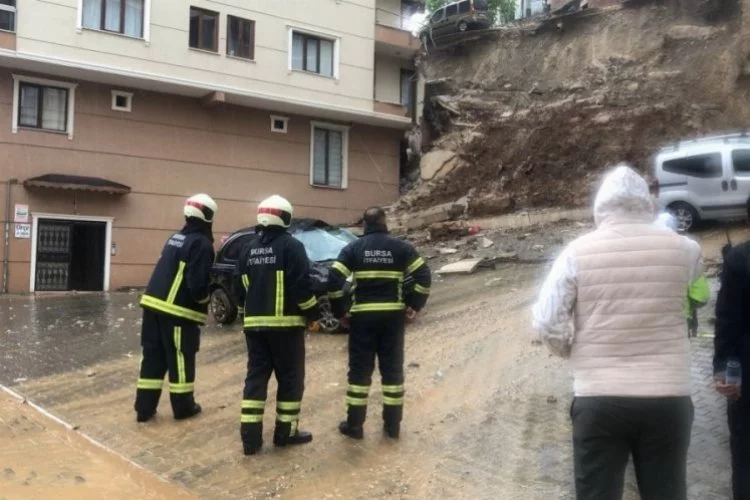 Bursa'da istinat duvarı apartmanın üzerine çöktü, 2 kişi yaralandı