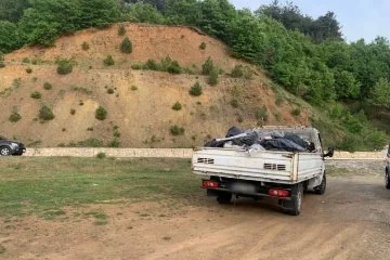 Bursa'da jandarma doğaya dökülen inşaat atıklarını araca geri yükletip ceza kesti!