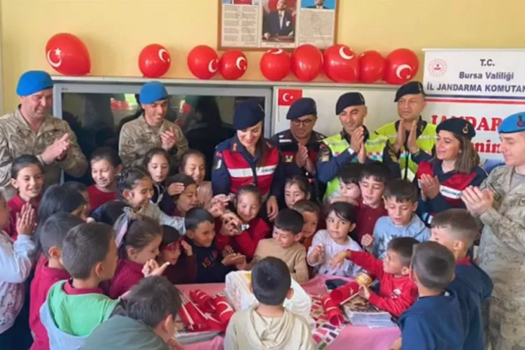 Bursa'da jandarmadan çocuklara 23 Nisan sürprizi