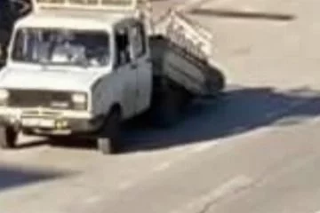 Bursa'da kamyonet ikiye ayrıldı!