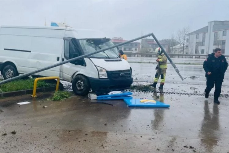 Bursa'da kamyonetiyle akaryakıt istasyonunun levha direğine çarpan sürücü öldü