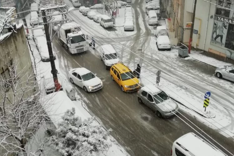 Bursa'da kar yağışı hayatı olumsuz etkiledi