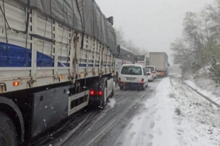 Bursa'da kar yağışı sebebiyle kapanan yol açıldı