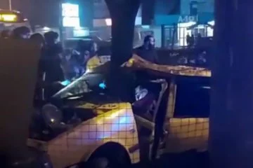 Bursa'da kontrolden çıkan araç ağaca çarpıp ikiye katlandı: 2 yaralı