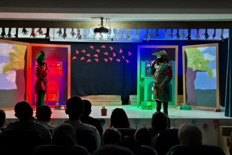 Bursa'da KTSOİ öğrencilerinden beğeni toplayan tiyatro gösterisi