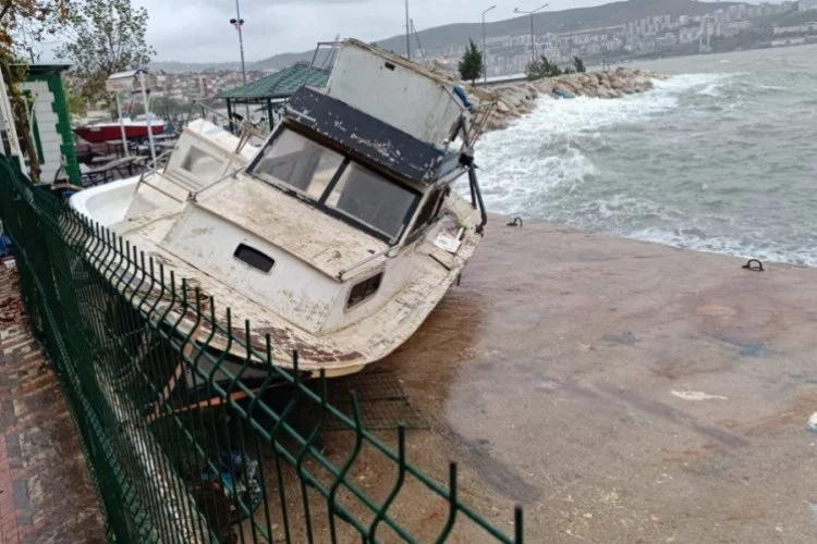 Bursa'da kuvvetli fırtına nedeniyle balıkçı tekneleri alabora oldu