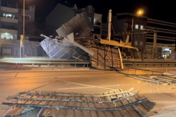 Bursa'da lodosun kopardığı çatı metro hattına düştü