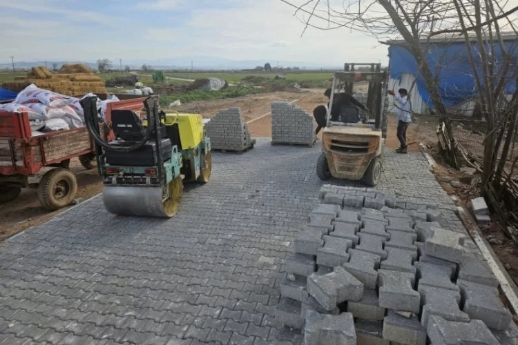 Bursa'da mahalleler yeni asfalt ve parke taşlarıyla güzelleşiyor