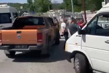 Bursa'da minibüs kamyonet ile çarpıştı, yolcular ölümden döndü!