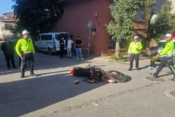 Bursa'da minibüse çarpan motosiklet sürücüsü yaralandı