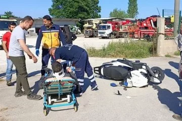 Bursa'da motosiklet dönüş yapan araca çarptı! 2 yaralı