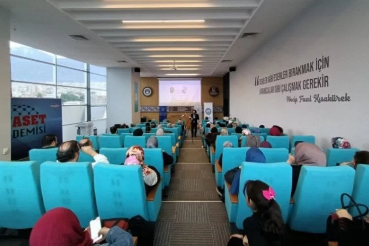 Bursa'da 'Muallim Kitap Meclisi' etkinliğinin dördüncüsü, yazar Said Ercan'ın katılımıyla yapıldı