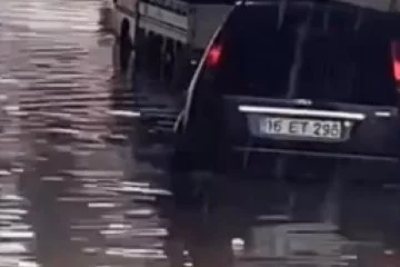 Bursa'da sağanak yağıştan dolayı araçlar mahsur kaldı!