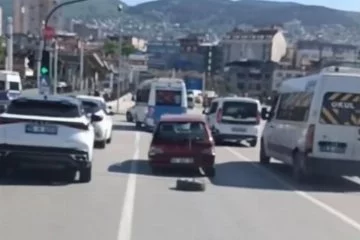 Bursa'da seyir halindeyken otomobilin tekerleği çıktı!