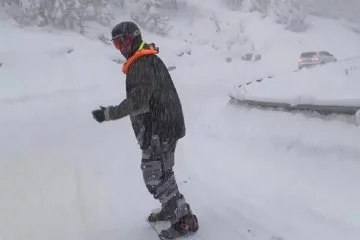 Bursa'da trafiğe takılmamak için snowboard yaptı