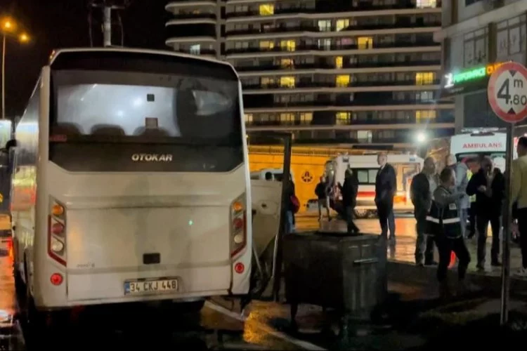 Bursa'da turistleri taşıyan otobüs yoldan çıkıp aydınlatma direğine çarptı! 1'i ağır 10 yaralı