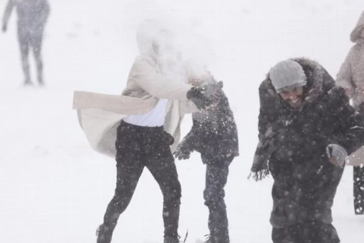 Bursa'da vatandaşlar sezonun ilk kar yağışını sevinçle karşıladı