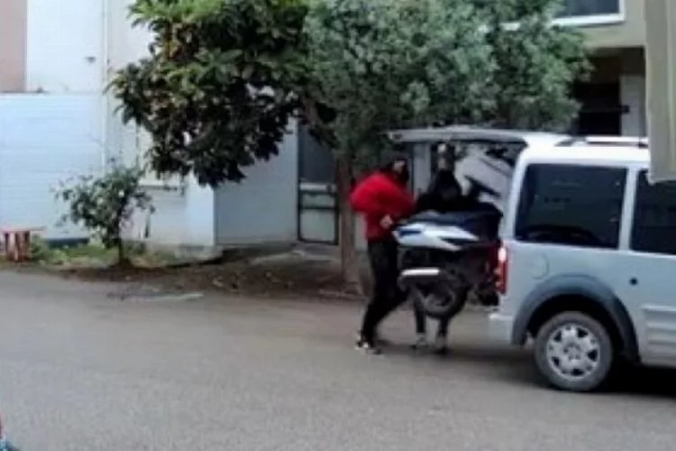 Bursa'da yolda gördükleri motosikleti 1 dakikada böyle çaldılar