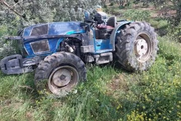 Bursa'da zeytin ilaçlaması yapan traktör devrildi! Sürücü yaralandı