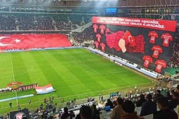 Bursa'daki milli maçta depremzedeler için koreografi