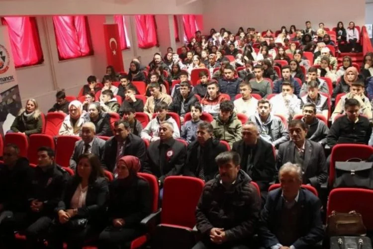Bursa Harmancık'taki 18 Mart etkinliğinde şehitlerin öyküleri anlatıldı