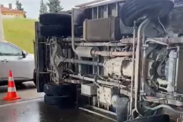 Bursa- Karacabey yolunda kamyon kazası!
