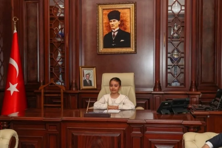 Bursa Valisi Demirtaş koltuğunu 3'üncü sınıf öğrencisi Buğlem'e devretti