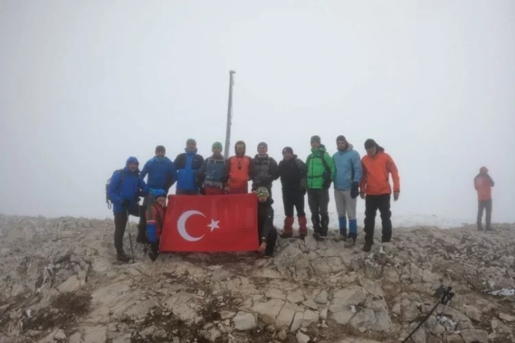 Bursalı dağcılar Uludağ'a 19 Mayıs yürüyüşü yaptı
