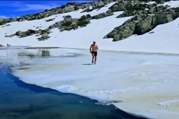 Bursalı dağcılar, Uludağ'ın buz tutan gölünde yüzdü