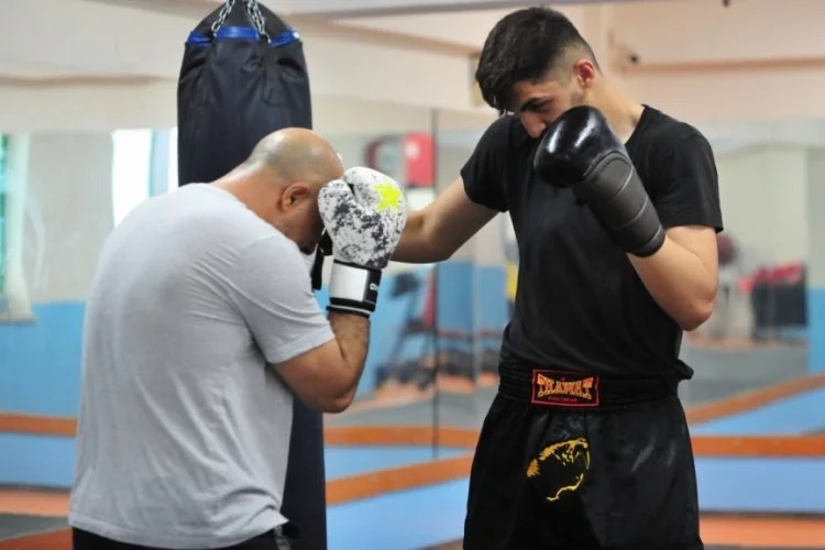 Bursalı Eren kick boksta dünya şampiyonu oldu