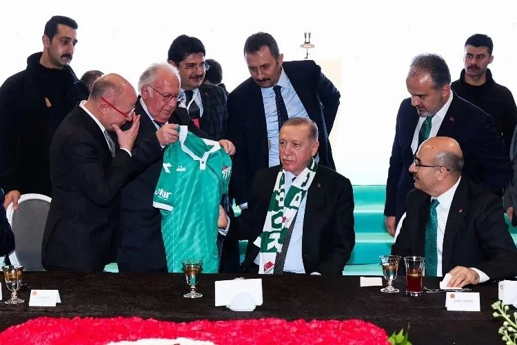 Bursaspor Başkanı Sinan Bür'den Cumhurbaşkanı Erdoğan'a hediye forma