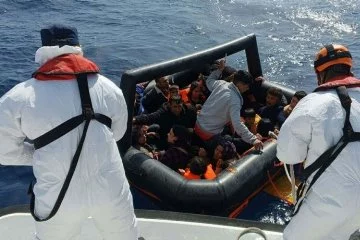 Çanakkale'de Yunanistan'ın geri ittiği göçmenler kurtarıldı
