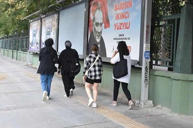 CHP'nin İzmir'de astırdığı afişler, İYİ Parti'den sonra AK Parti'nin de tepkisini çekti