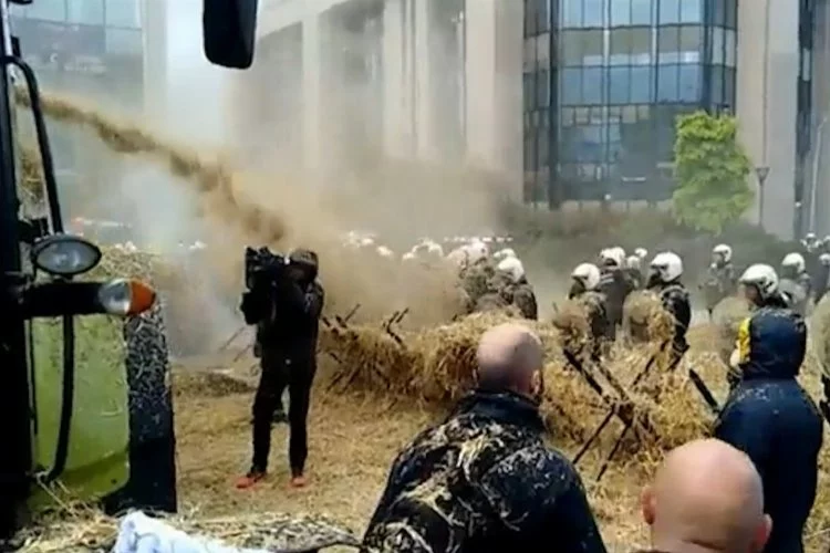 Hollanda'da çiftçilerin eylemi sürüyor: Polise gübre ve saman attılar!