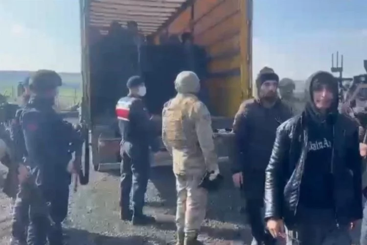 Diyarbakır'da tırda 72 kaçak göçmen yakalandı