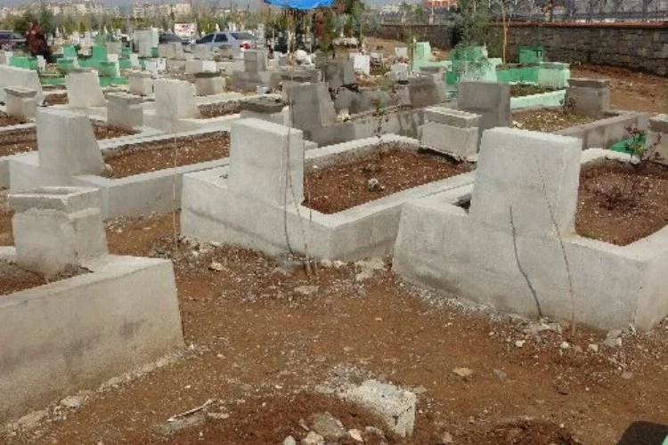 Diyarbakır’da yağmur sonrası depremzedelerin mezarları çöktü!