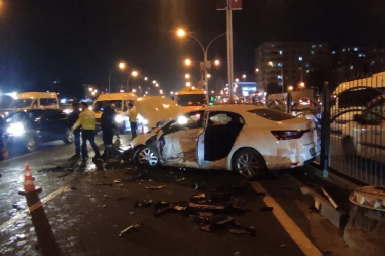 Diyarbakır'da zincirleme kaza: 1 polis memuru öldü, 5 kişi yaralandı