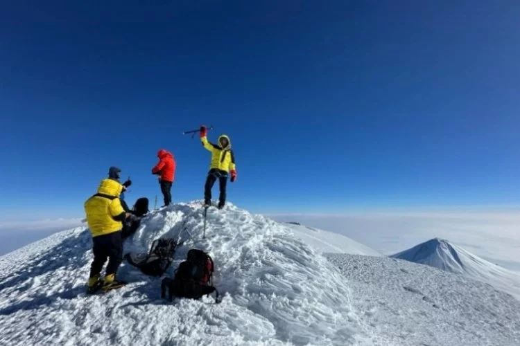 Dondurucu soğukta 4 gün boyunca Ağrı Dağı'na tırmandılar