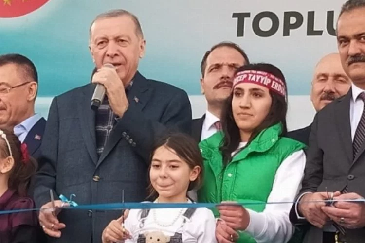 Erdoğan, Bursa mitinginde şarkılara eşlik etti!