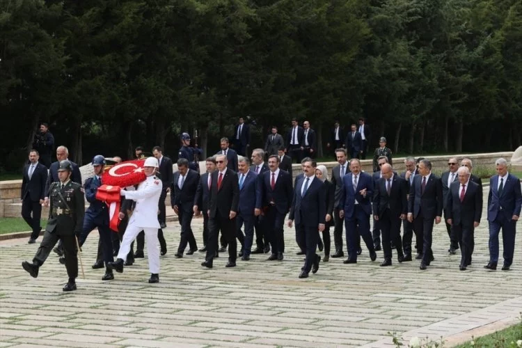 Erdoğan ve Bakanları Anıtkabir'i ziyaret etti