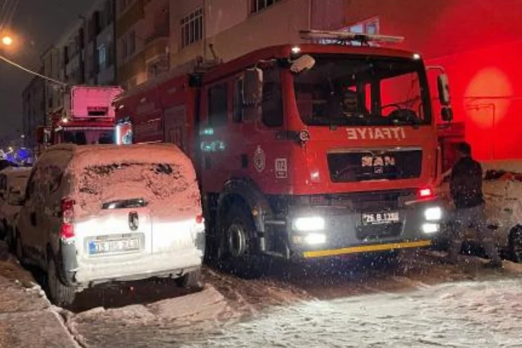 Eskişehir'de ev yangını: 10 kişi dumandan etkilendi