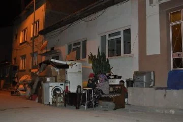 Eskişehir'de tahliye kararıyla evden atılan aile 2 gündür sokakta yaşıyor