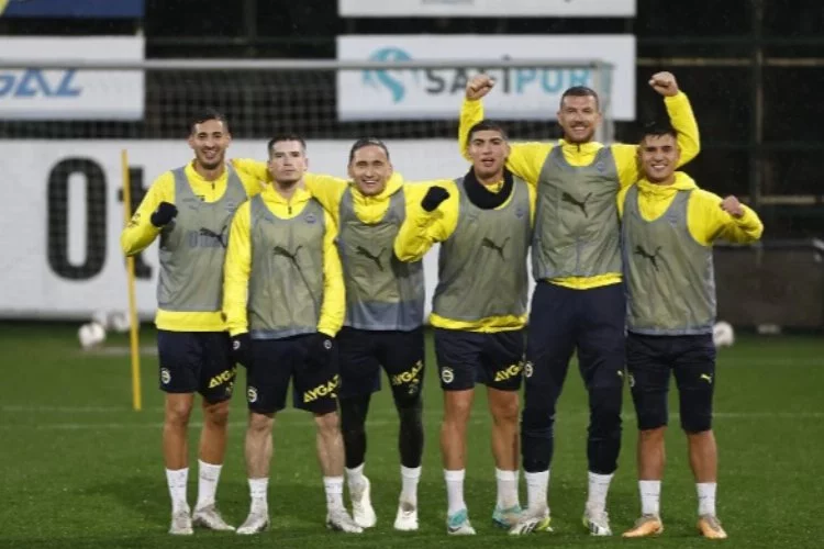 Fenerbahçe, hazırlıklarını yağmur altında sürdürdü