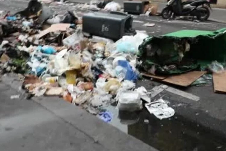 Fransa'da çöpler yola saçıldı