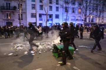 Fransa'daki gösterilerde 243 gözaltı