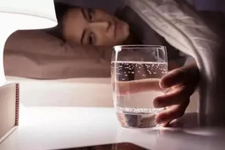 Gece boyunca etkili! 1 bardak su içip uyumanın faydasına bakın...